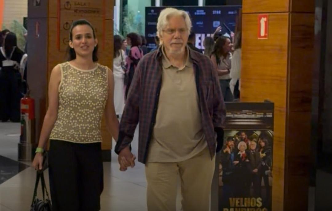 Reginaldo Faria surge com namorada 49 anos mais nova