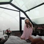 Anitta se hospeda em cabana de vidro na Finlândia com diária de até R$ 8 mil