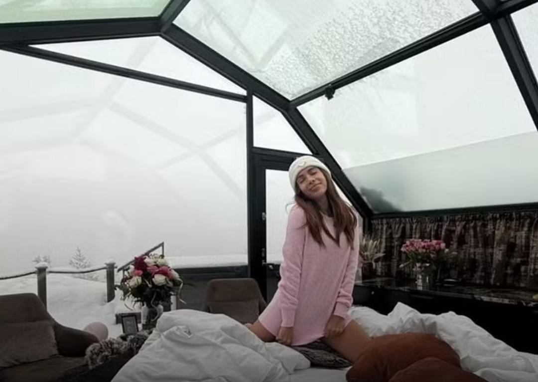Anitta se hospeda em cabana de vidro na Finlândia com diária de até R$ 8 mil