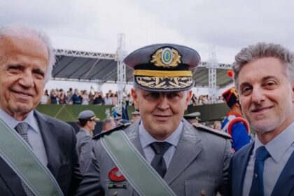 HOMENAGEM! Exército entrega medalha oficial a Luciano Huck em cerimônia em Brasília