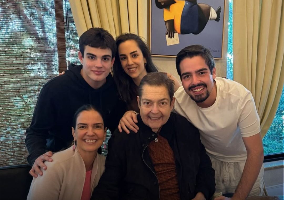 EMOÇÃO! Faustão ganha homenagem da esposa no aniversário