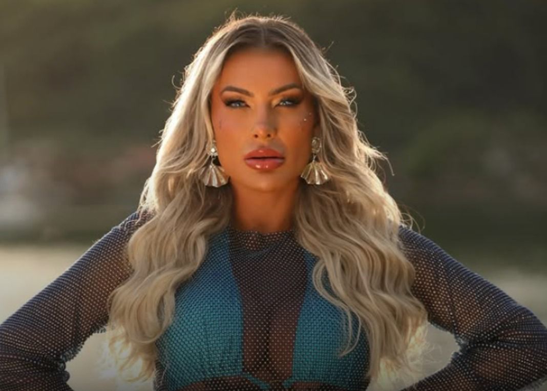 REVOLTA! Andressa Urach tem outdoor barrado no Mercadão de Madureira.